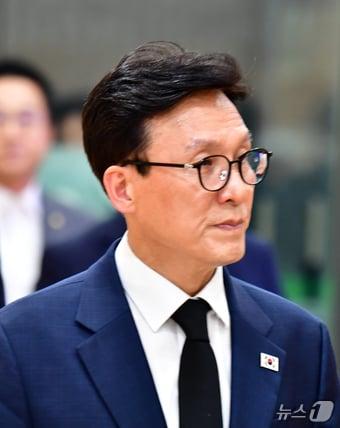 본문 이미지 - 김민석 더불어민주당 대표가 지난 8월31일 오후 조희대 대법원장 부친 빈소가 마련된 경북 포항성모병원 장례식장으로 들어가고 있다. 2026.8.31 ⓒ 뉴스1 최창호 기자