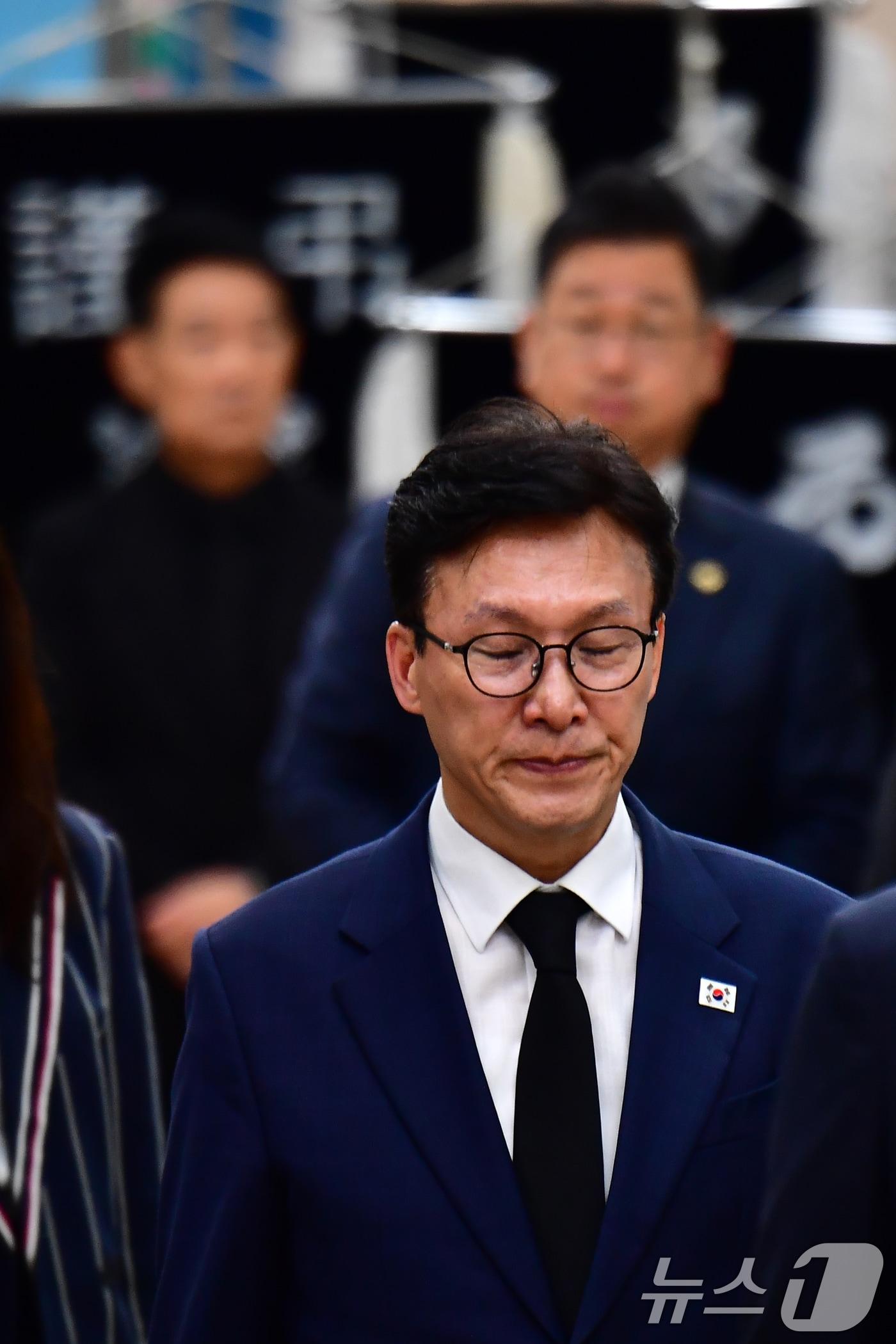 본문 이미지 - 김민석 더불어민주당 대표가 31일 오후 조희대 대법원장 부친 빈소가 마련된 경북 포항성모병원 장례식장에서 조문을 마친 후 걸어나오고 있다. 2026.8.31 ⓒ 뉴스1 최창호 기자