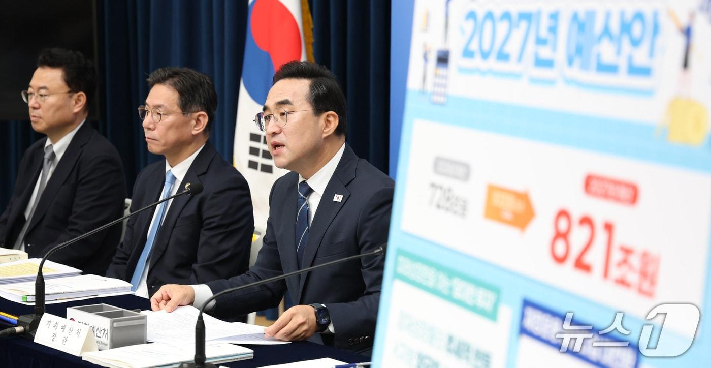 본문 이미지 - 박홍근 기획예산처 장관이 지난달 28일 세종시 정부세종청사에서 2027년도 예산안 상세 브리핑을 하고 있다. 2026.9.1 ⓒ 뉴스1 김기남 기자