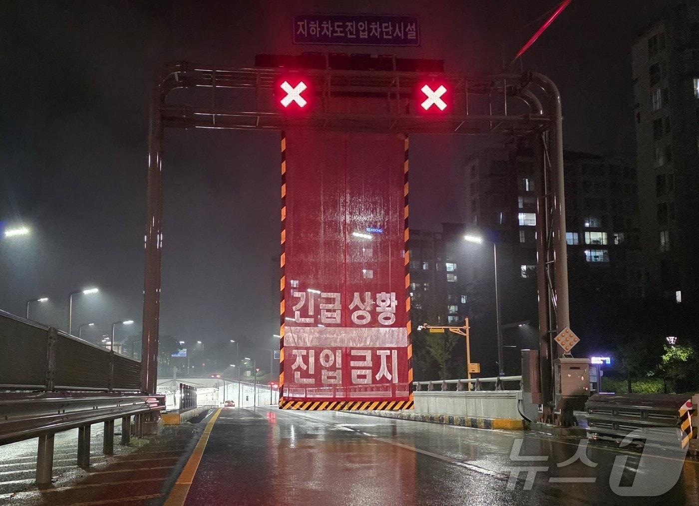 본문 이미지 - 31일 충남 홍성군 홍북읍 내포신도시 내포지하차도가시간당 50㎜가 넘는 기습호우로 일부 구간이 침수되면서 차량 통행이 제한되고 있다. 2026.8.31 ⓒ 뉴스1 이시우 기자