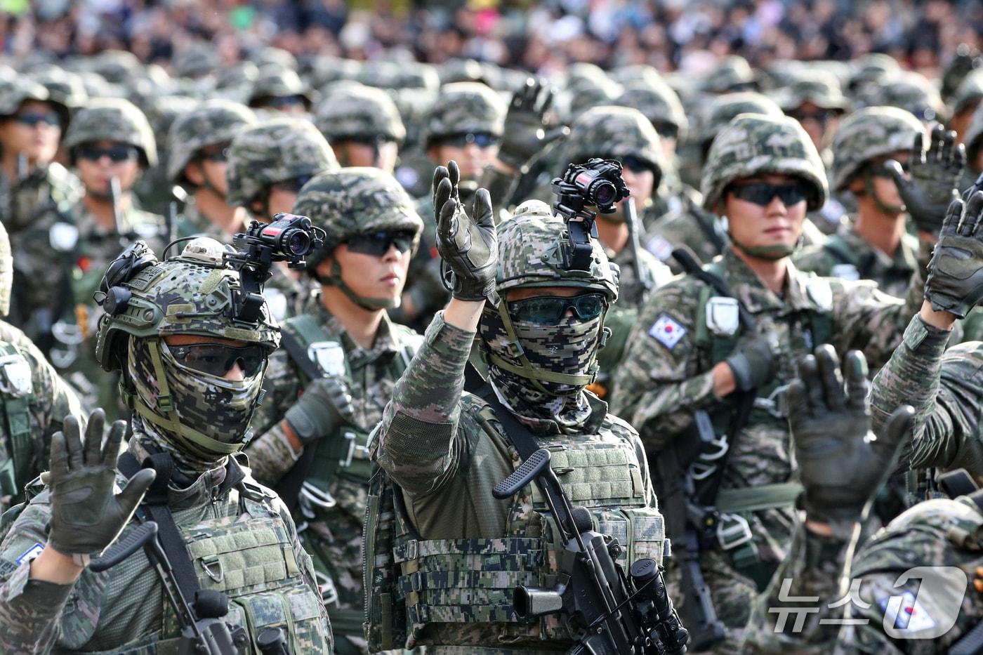 본문 이미지 - 제76주년 국군의 날 서울 세종대로 일대에서 열린 시가행진에서 도보부대가 행진하고 있다. 2024.10.1/뉴스1