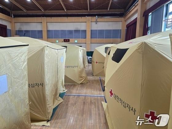 본문 이미지 - 인천 서해구 신현초등학교 임시대피소 자료사진/뉴스1 