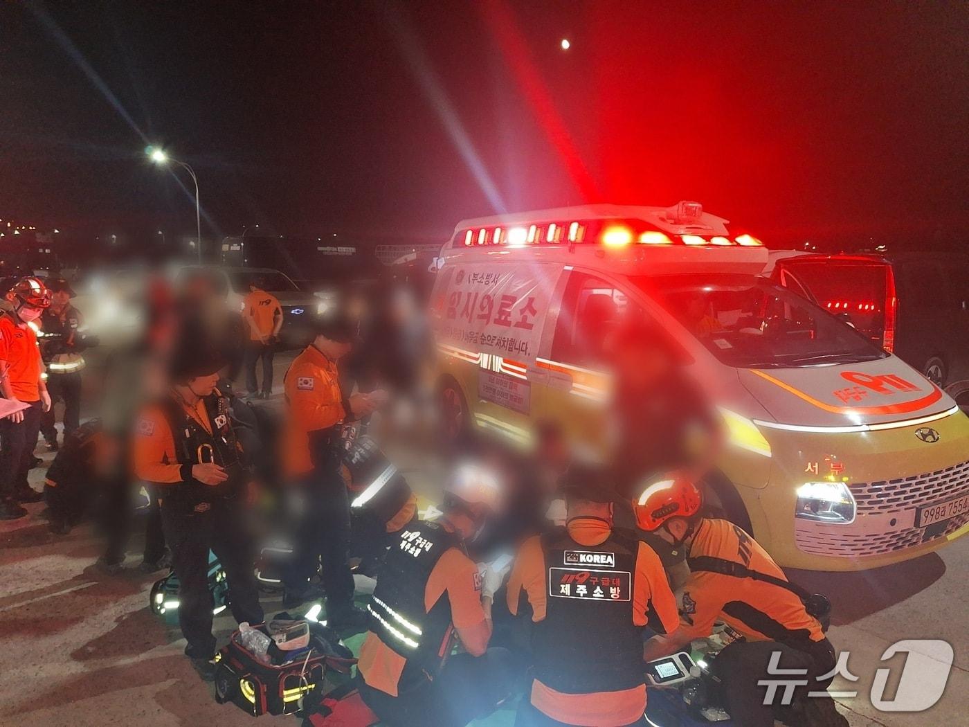 본문 이미지 - 구급대원들이 사고난 어선 환자들을 살피고 있다(제주소방본부 제공. 재판매 및 DB금지)/뉴스1