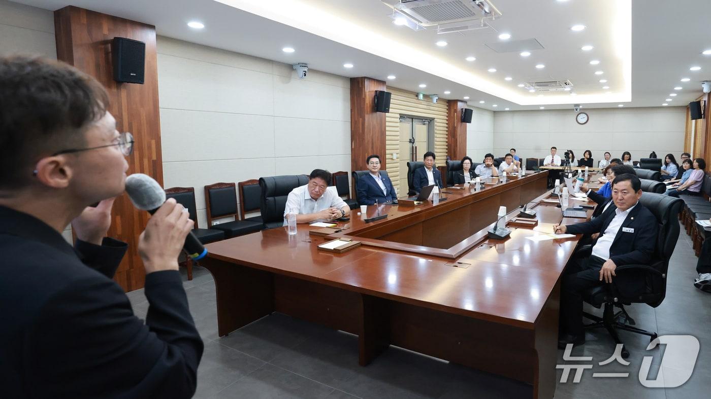 본문 이미지 - 논산시의회가 3일 제10대 의회 의원과 의회사무국 직원을 대상으로 시의회 1층 회의실에서 'AI 활용 역량 강화 교육'을 실시했다.(논산시의회 제공.재판매 및 DB금지)/뉴스1