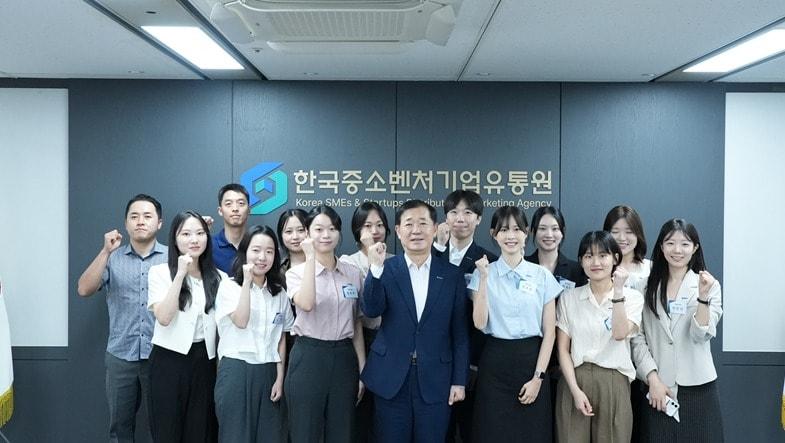 본문 이미지 - 이태식 한국중소벤처기업유통원 대표이사가 신입 직원들과 함께 단체사진을 찍고 있다.(한국중소벤처기업유통원 제공)