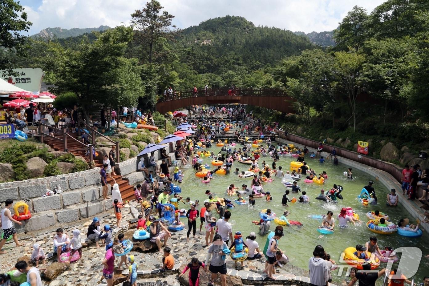 본문 이미지 - 전남광주 영암 기찬랜드에서 시민들이 물놀이를 즐기는 모습.(전남광주통합특별시 제공. 재판매 및 DB 금지.)