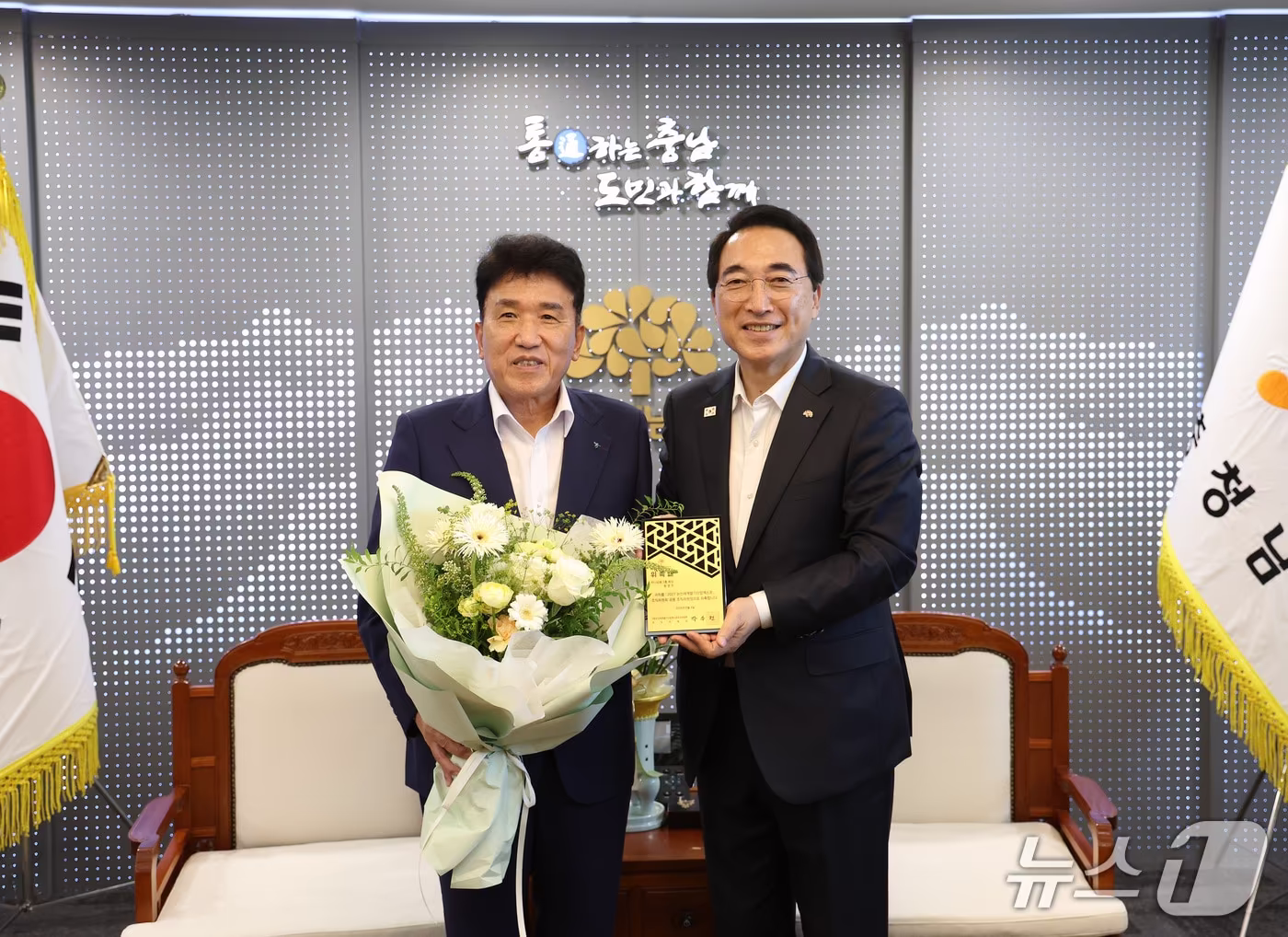 본문 이미지 - (재)논산세계딸기산업엑스포조직위원회(위원장 박수현 충남도지사, 백성현 논산시장)는 하나금융그룹 함영주 회장을 조직위원회 민간위원장으로 위촉했다.(논산세계딸기산업엑스포조직위원회 제공.재판매 및 DB금지)/뉴스1