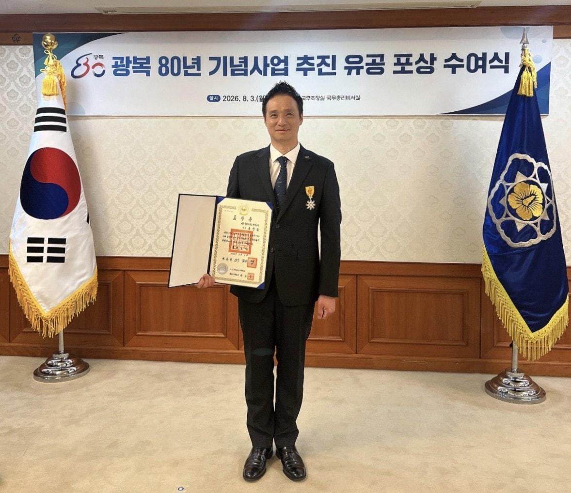 본문 이미지 - 홍관홍 제주개발공사 과장이 기념촬영을 하고 있는 모습.(제주개발공사 제공)