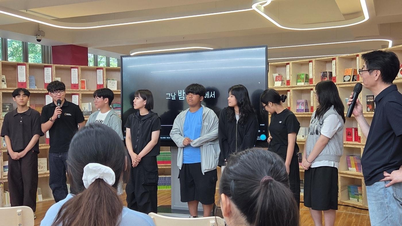 본문 이미지 - '씨네숲' 특별 상영회에 참가한 청소년들이 '관객과의 대화'를 통해 영화 제작 과정과 촬영 경험, 작품에 담은 이야기를 시민들과 나누고 있다 (영풍 제공)