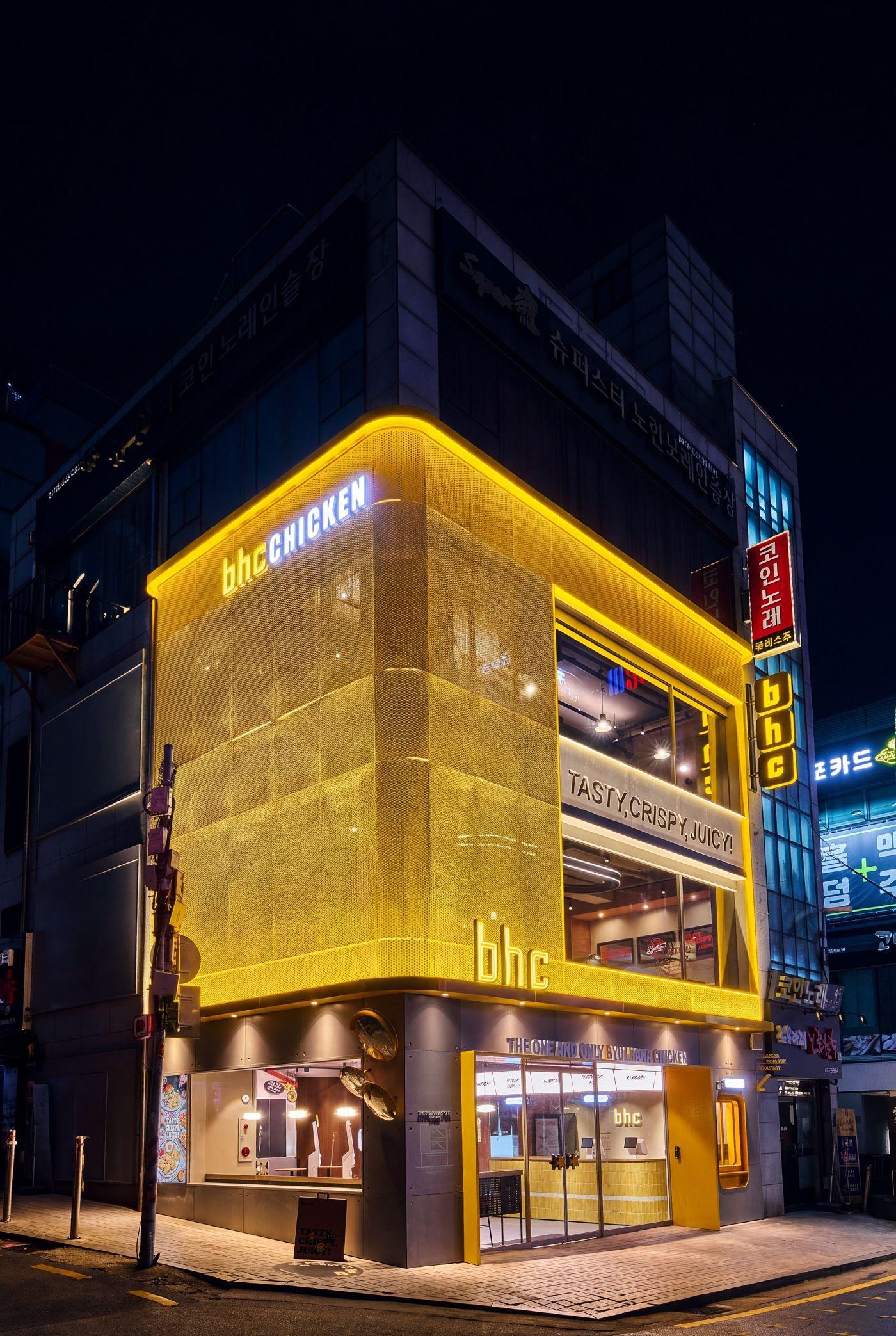본문 이미지 - bhc 플래그십 스토어 강남역점 매장 전경.(다이닝브랜즈그룹 제공)