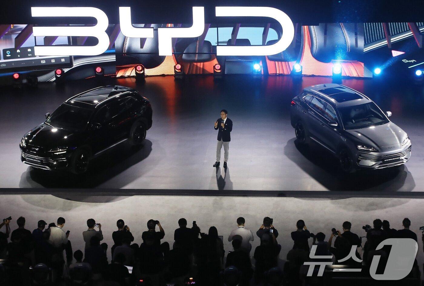 본문 이미지 - 2026 부산모빌리티쇼에서 BYD코리아가 플러그인 하이브리드 모델 BYD '씨라이언 6 DM-i을 공개하고 있다.ⓒ 뉴스1 윤일지 기자 