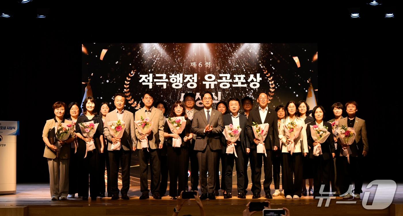 본문 이미지 - '제6회 지방자치단체 적극행정 종합평가' 포상식 장면(진도군 제공, 재판매 및 DB 금지)/뉴스1 