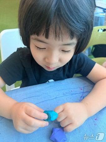 본문 이미지 - 경기도어린이박물관 상설 체험 프로그램 '별똥별이 소원을 안 들어줘서 직접 접음'에서 한 어린이가 자신만의 소원을 담은 별을 만들고 있다.(경기문화재단 제공. 재판매 및 DB금지)/뉴스1