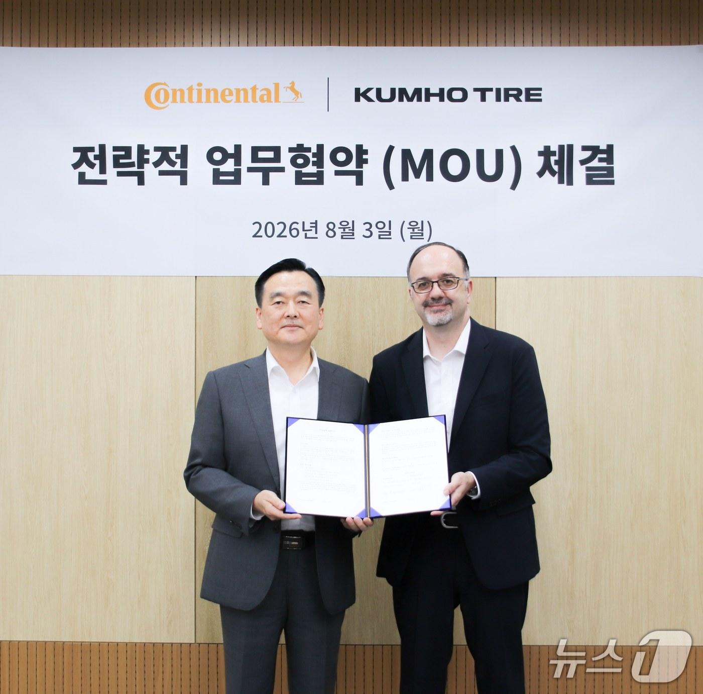 본문 이미지 - 김성 금호타이어 한국영업부문 상무와 니코 키리아조폴로스 콘티넨탈타이어 코리아 교체타이어 부문 대표가 업무협약을 체결하며 기념 사진 촬영을 하고 있다(금호타이어 제공)