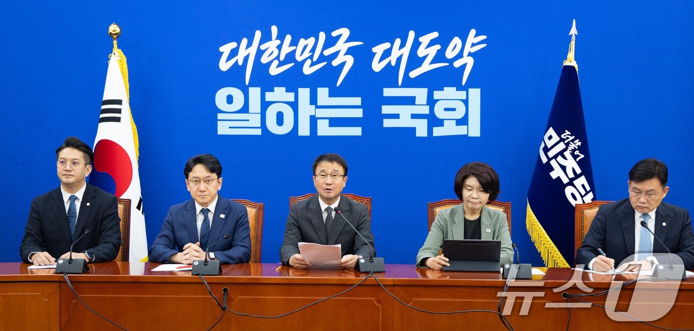 본문 이미지 - 한병도 더불어민주당 당대표 직무대행 겸 원내대표가 4일 서울 여의도 국회에서 열린 원내대책회의에서 모두 발언을 하고 있다. 2026.8.4 ⓒ 뉴스1 유승관 기자