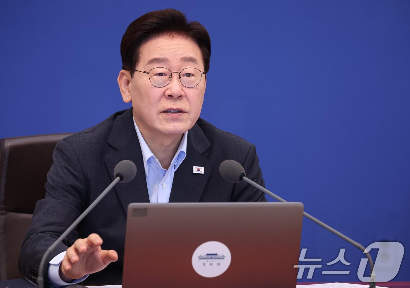 본문 이미지 - 이재명 대통령이 지난 4일 청와대에서 열린 국무회의에서 발언을 하고 있다. (청와대통신사진기자단) ⓒ 뉴스1 이재명 기자