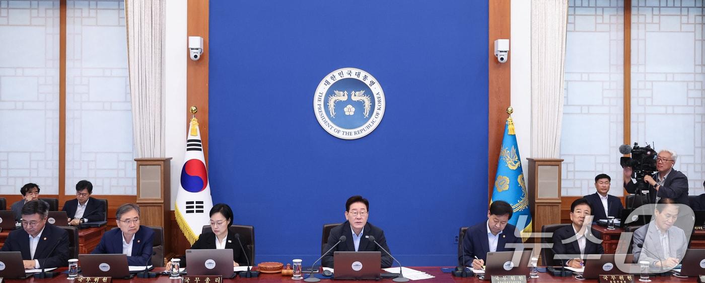 본문 이미지 - 이재명 대통령이 4일 청와대에서 열린 국무회의에서 발언을 하고 있다. (청와대통신사진기자단) 2026.8.4 ⓒ 뉴스1 이재명 기자