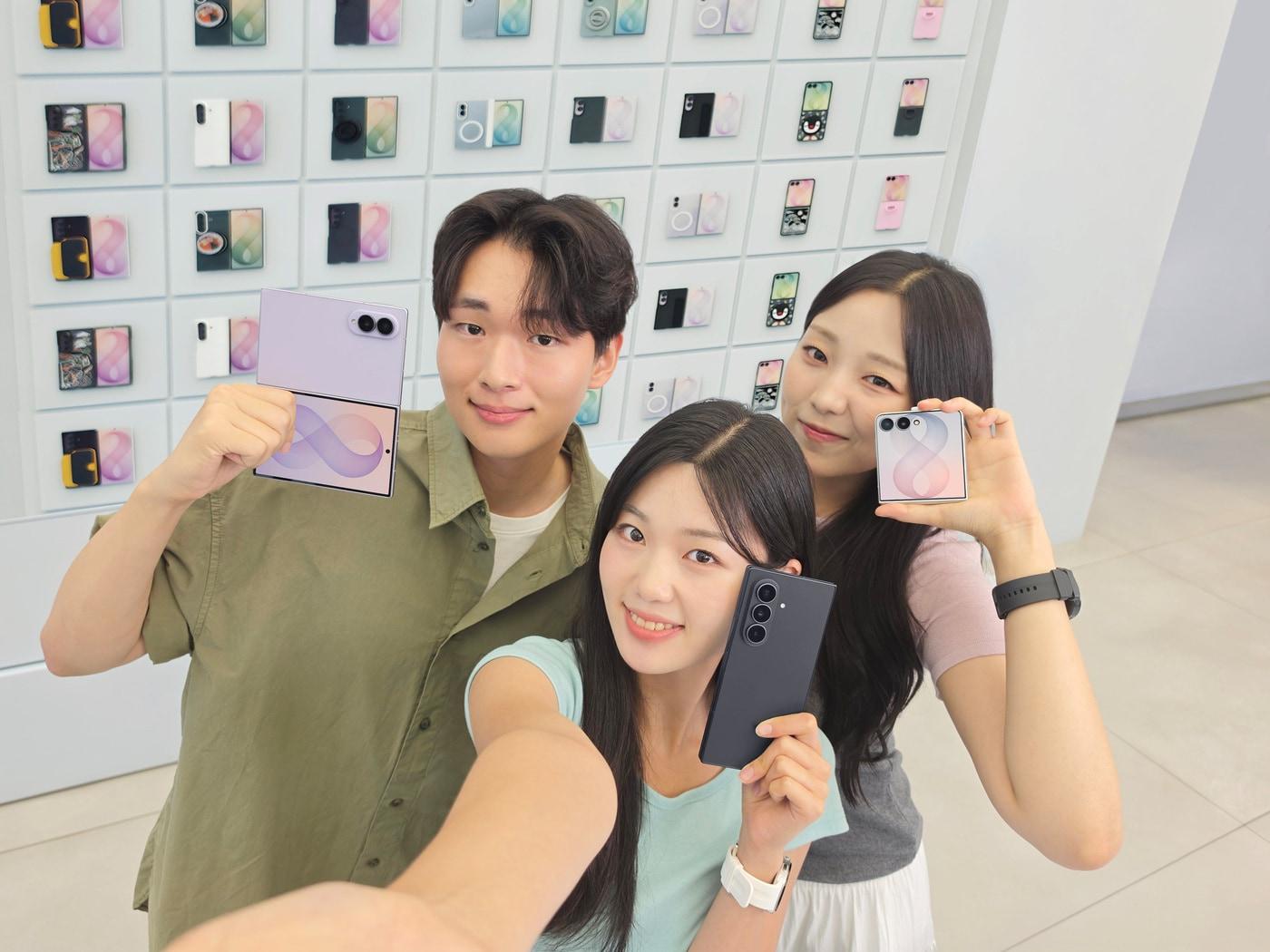 본문 이미지 - 삼성전자가 지난달 28일부터 3일까지 7일간 진행한 갤럭시Z폴드8·울트라, 갤럭시Z플립8 등 신규 폴더블 폰이 국내 사전판매에서 역대 최다인 144만 대를 기록했다고 4일 밝혔다. (삼성전자 제공)/뉴스1