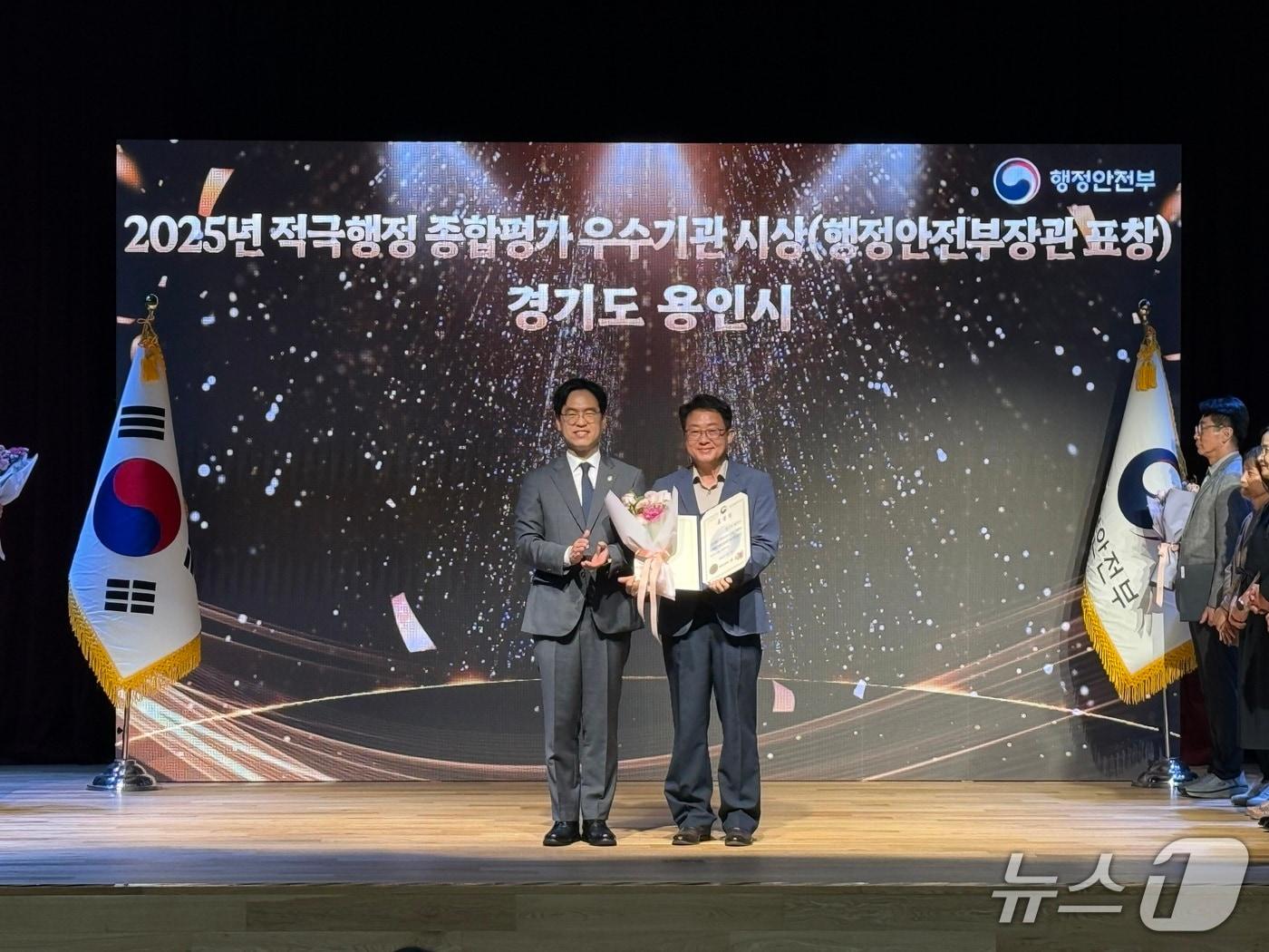 본문 이미지 - 용인시가 3일 정부세종청사에서 열린 ‘제6회 적극행정 유공포상 시상식’에서 행정안전부 장관표창을 수상했다.(용인시 제공)