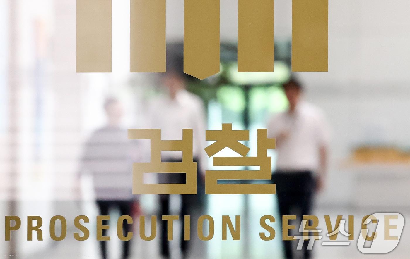 본문 이미지 - 검사의 보완수사권을 폐지하는 내용을 담은 형사소송법 개정안 국무회의 의결이 임박한 4일 서울 서초구 대검찰청에서 검찰 관계자들이 오가고 있다. 2026.8.4 ⓒ 뉴스1 최지환 기자