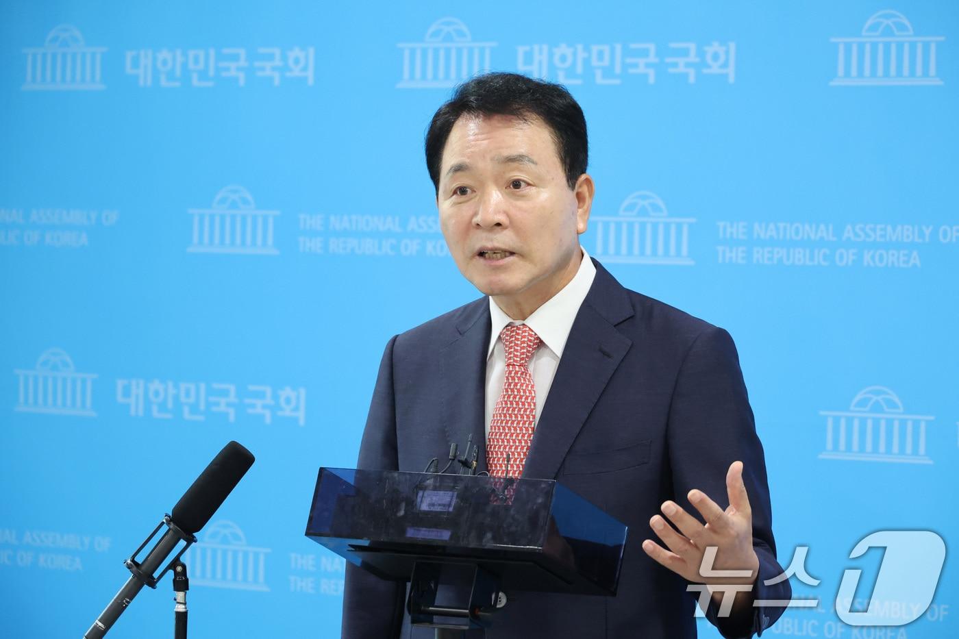 본문 이미지 - 성일종 국민의힘 의원이 4일 서울 여의도 국회 소통관에서 1군단 무인기 오인 소동 관련 추가 사실 공개 기자회견을 하고 있다. 2026.8.4 ⓒ 뉴스1 신웅수 기자