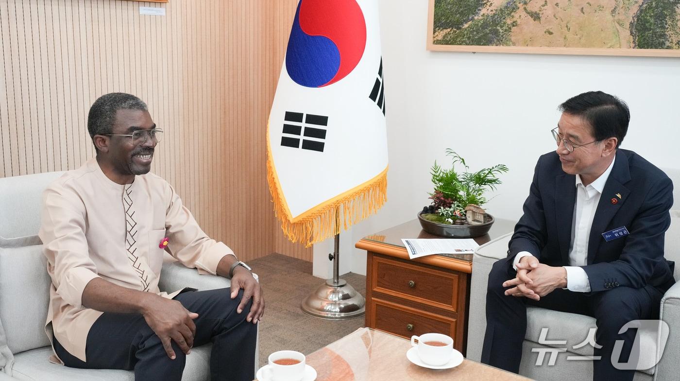 본문 이미지 - 면담하는 위성곤 제주지사(오른쪽)와 라자르 엘룬두 아소모 유네스코 세계유산센터장.(제주도청 제공. 재판매 및 DB 금지)/뉴스1