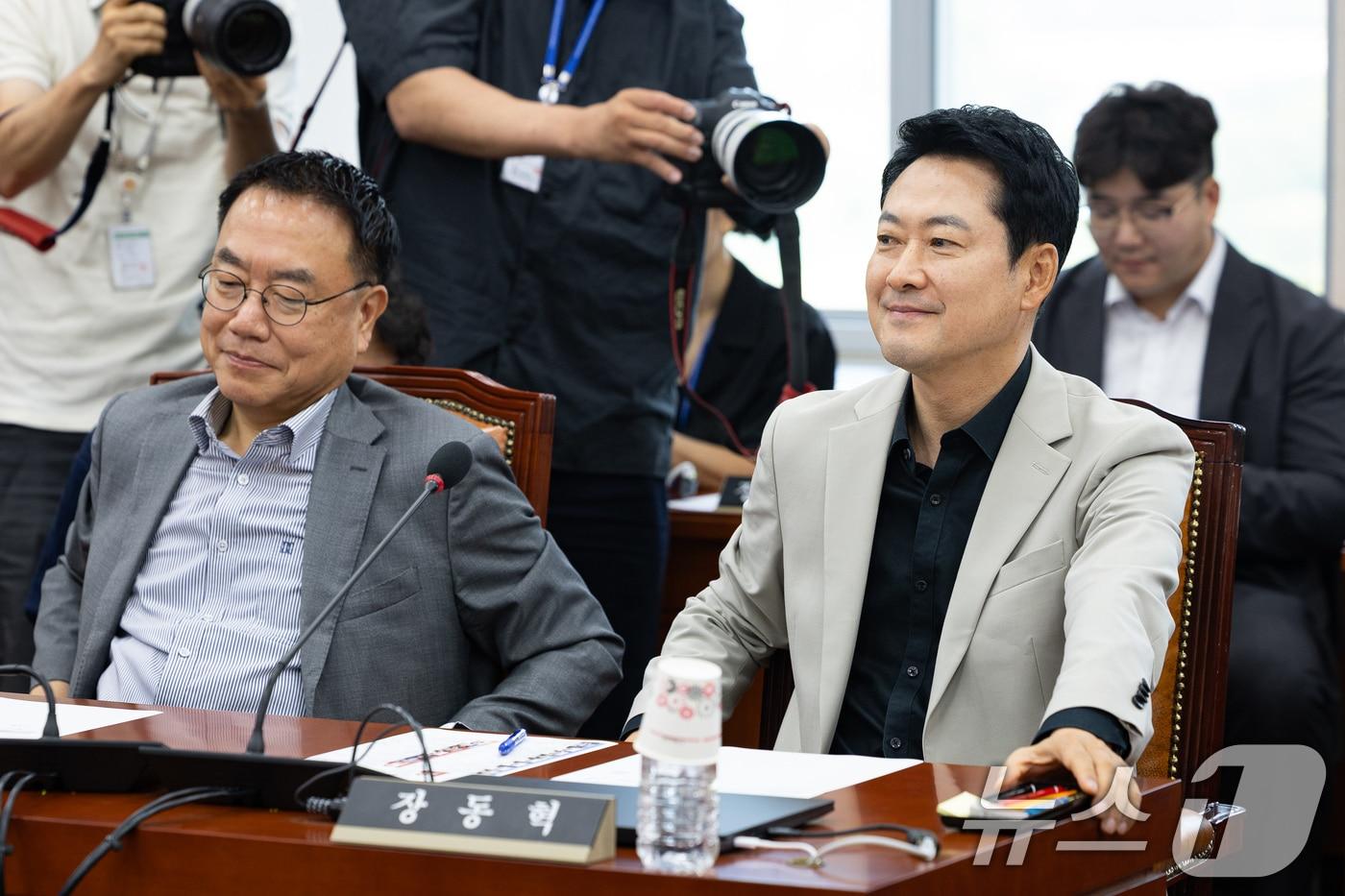 본문 이미지 - 장동혁 국민의힘 대표가 4일 서울 여의도 국회에서 열린 제438회 국회(임시회) 교육위원회 제1차 전체회의에 참석해 자리하고 있다. 왼쪽은 서범수 국민의힘 의원. 2026.8.4 ⓒ 뉴스1 유승관 기자
