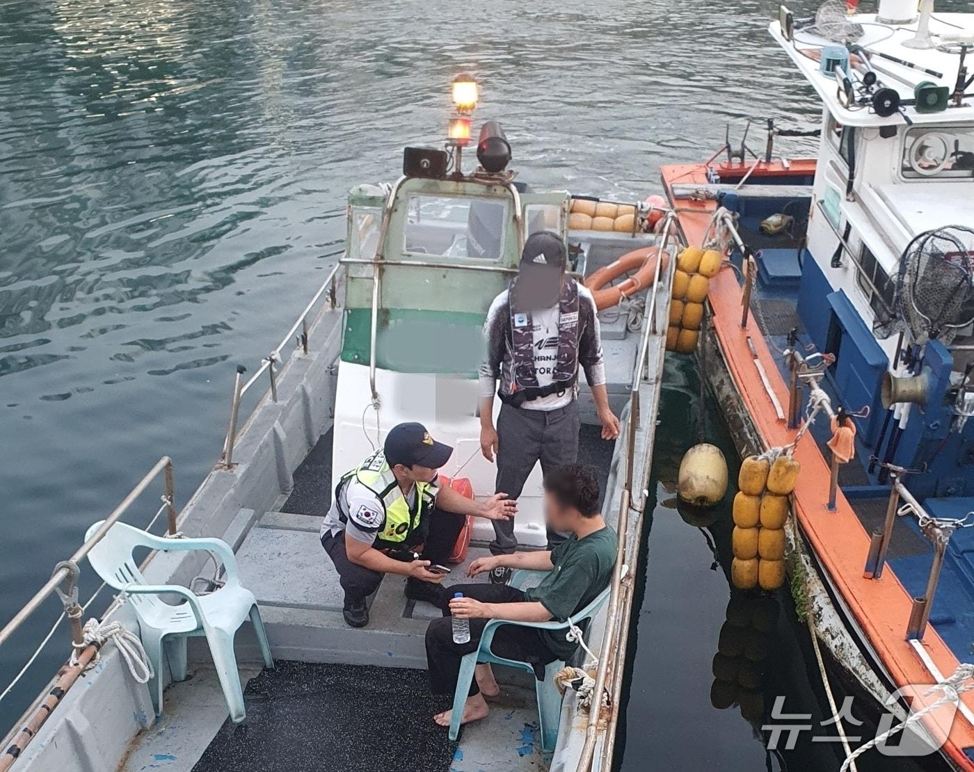 본문 이미지 - 해경이 태종대 고래등 갯바위에서 실족한 행락객 A 씨를 구조하는 모습 (해경 제공. 재판매 및 DB금지)