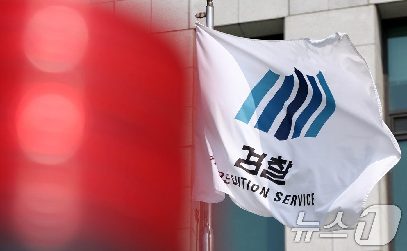 본문 이미지 - 검사의 직접 수사 권한과 보완수사권을 전면 폐지하는 내용을 담은 형사소송법 개정안이 4일 이재명 대통령 주재로 열린 국무회의에서 심의, 의결됐다. 개정안은 검찰이 공소청으로 개편되는 오는 10월 2일부터 시행된다. 사진은 이날 서울 서초구 대검찰청의 모습. 2026.8.4 ⓒ 뉴스1 최지환 기자