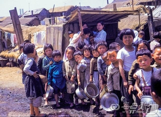 본문 이미지 - 6·25전쟁 직후인 1954년 대구 피란민촌 우유 급식소에서 배식을 기다리는 아이들. 매일신문사는 당시 선교사로 대구에 와 사진을 촬영했던 아담 이워트(Adam Ewert) 씨가 거주하는 미국 텍사스에 2007년 방문해 원본 필름을 입수했다.(매일신문 제공. 재판매 및 DB금지)/뉴스1