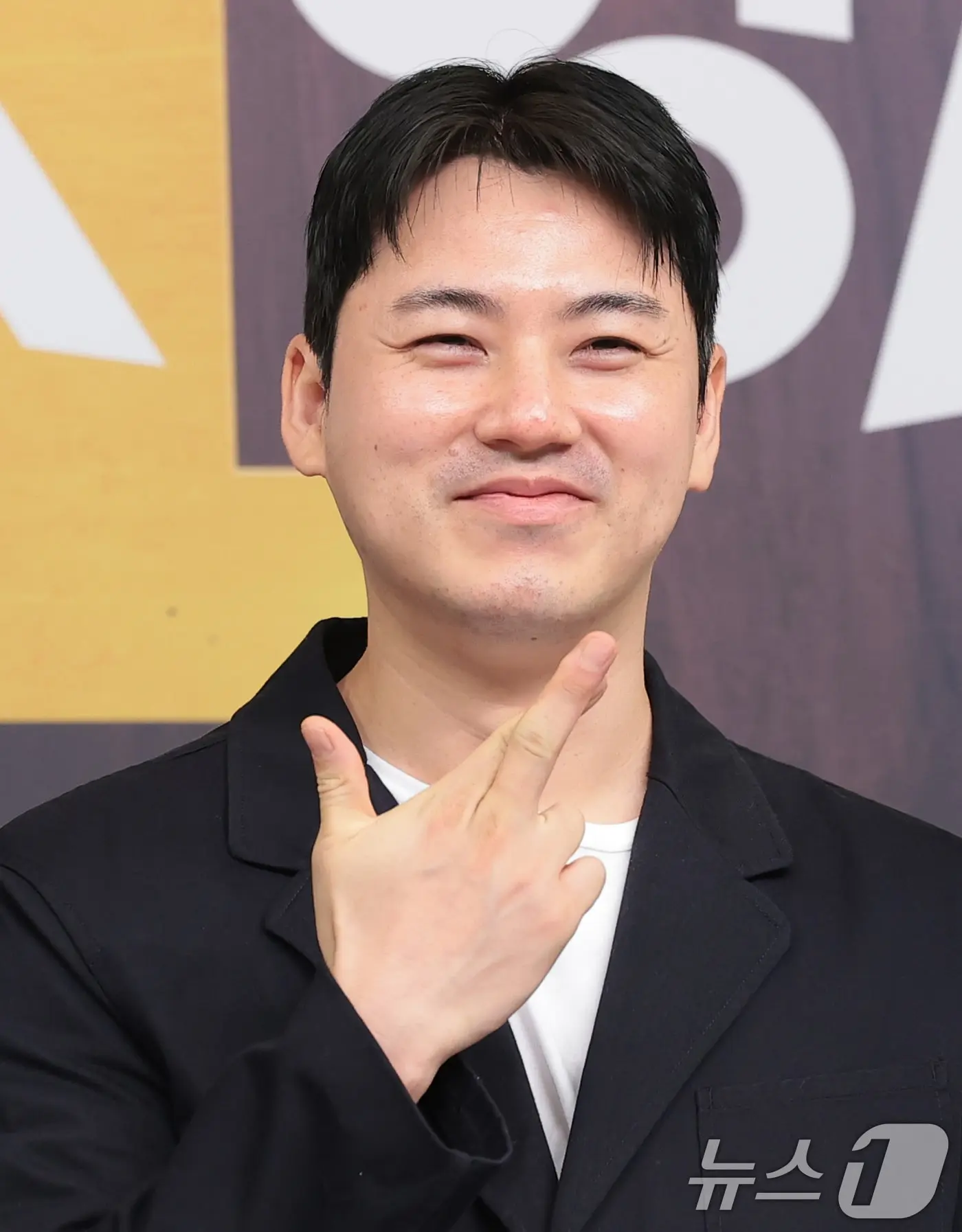 본문 이미지 - 김재홍 감독이 4일 서울 양천구 SBS에서 열린 SBS 새 금토드라마 '재벌X형사2' 제작발표회에서 포즈를 취하고 있다. '재벌X형사2'는 수사가 막히면 재력으로 판을 뒤집는 재벌형사 진이수(안보현 분)와 새 팀장 주혜라(정은채 분)의 돈발 날리는 유쾌·상쾌·통쾌 사이다 공조 수사극이다. 2026.8.4 ⓒ 뉴스1 권현진 기자