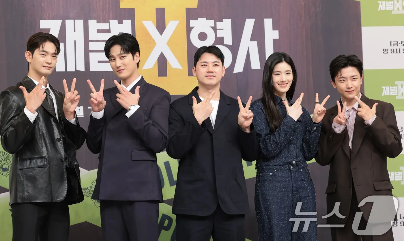 본문 이미지 - 배우 강상준(왼쪽부터)과 안보현, 김재홍 감독, 정은채, 김신비가 4일 서울 양천구 SBS에서 열린 SBS 새 금토드라마 '재벌X형사2' 제작발표회에서 포즈를 취하고 있다. '재벌X형사2'는 수사가 막히면 재력으로 판을 뒤집는 재벌형사 진이수(안보현 분)와 새 팀장 주혜라(정은채 분)의 돈발 날리는 유쾌·상쾌·통쾌 사이다 공조 수사극이다. 2026.8.4 ⓒ 뉴스1 권현진 기자