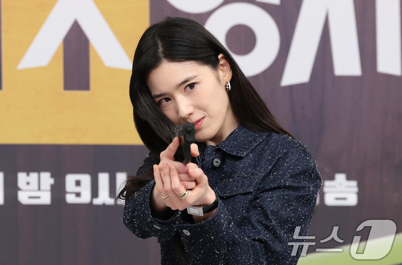 본문 이미지 - 배우 정은채가 4일 서울 양천구 SBS에서 열린 SBS 새 금토드라마 '재벌X형사2' 제작발표회에서 포즈를 취하고 있다. '재벌X형사2'는 수사가 막히면 재력으로 판을 뒤집는 재벌형사 진이수(안보현 분)와 새 팀장 주혜라(정은채 분)의 돈발 날리는 유쾌·상쾌·통쾌 사이다 공조 수사극이다. 2026.8.4 ⓒ 뉴스1 권현진 기자