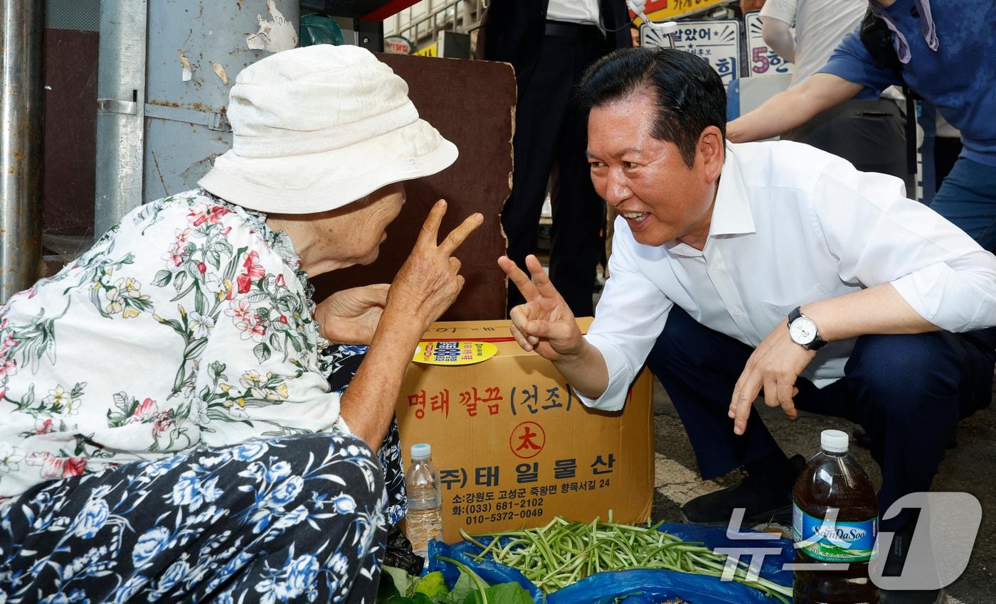 본문 이미지 - 정청래 더불어민주당 대표 후보가 4일 전남광주통합특별시 북구 말바우시장을 방문해 상인들과 인사를 나누고 있다. 2026.8.4 ⓒ 뉴스1 김태성 기자