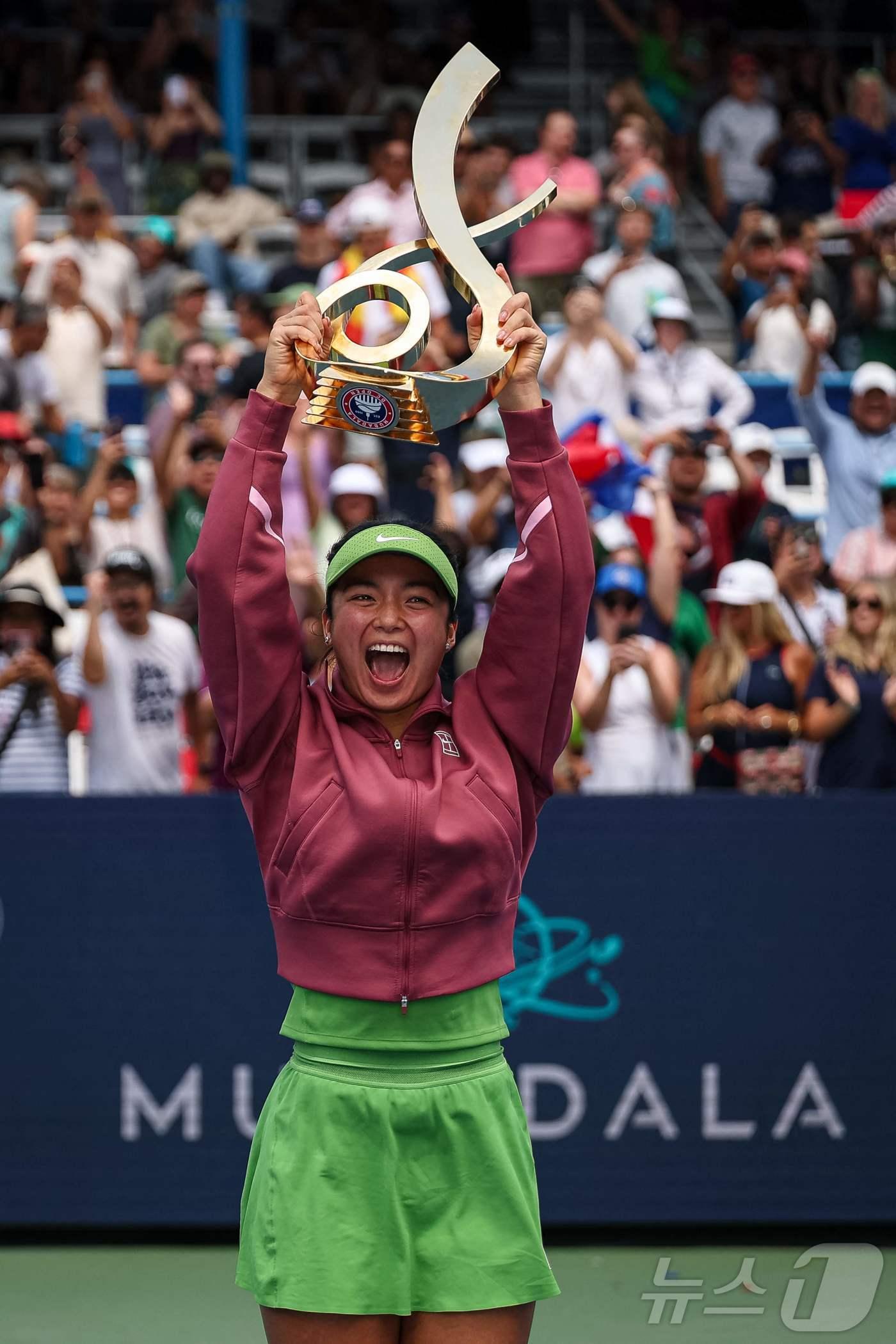 본문 이미지 - 필리핀 선수 최초로 WTA 투어 대회에서 우승한 이알라.ⓒ AFP=뉴스1