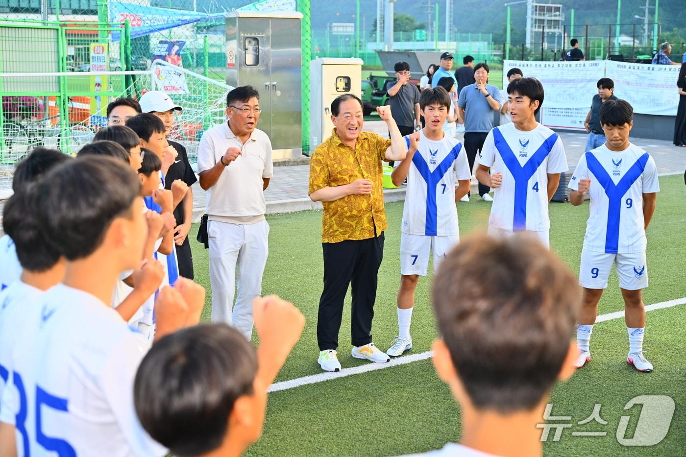 본문 이미지 - 이병선 강원 속초시장, 전국대회 우승한 속초연세FC U15 현장서 축하.(속초시 제공, 재판매 및 DB 금지) 2026.8.4/뉴스1