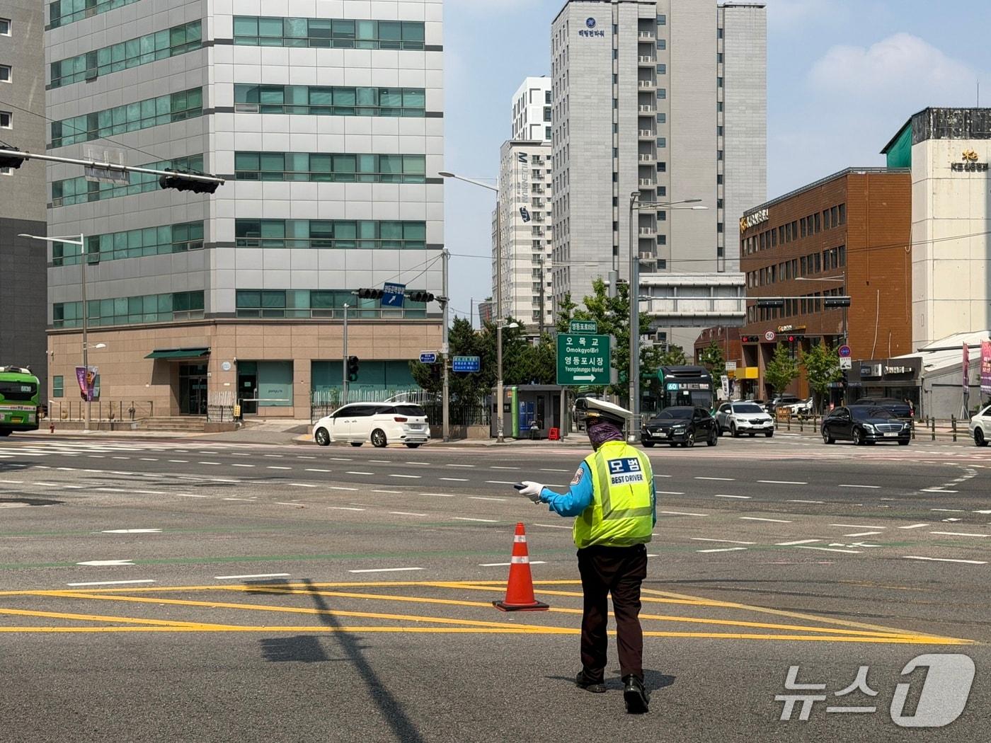 본문 이미지 - 4일 오후 11시 서울 영등포로터리에서 차량 흐름을 안내하고 있는 서울 영등포경찰서 소속 교통안내 봉사자(모범운전자)./뉴스1 ⓒ News1 권대옥 수습기자