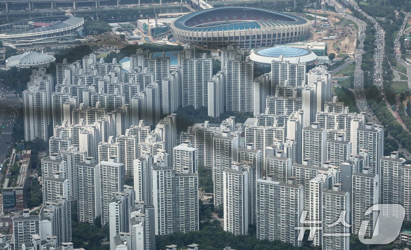 본문 이미지 - 정부가 부동산 세금의 기준을 '주택 보유 수'에서 '주택 가격' 중심으로, '보유 기간'에서 '실제 거주 기간' 중심으로 전면 개편한다. 실거주·중저가 1주택자의 세 부담은 낮추거나 유지하는 반면, 비거주 주택과 고가·다주택 보유자에 대해서는 과세 부담을 강화하는 방향이다. 정부는 지난 3일 세제발전심의위원회를 열고 이 같은 내용의 '2026년 세제개편안'을 발표했다. 사진은 4일 서울 롯데월드타워 서울스카이에서 바라본 아파트 단지. 2026.8.4 ⓒ 뉴스1 김도우 기자