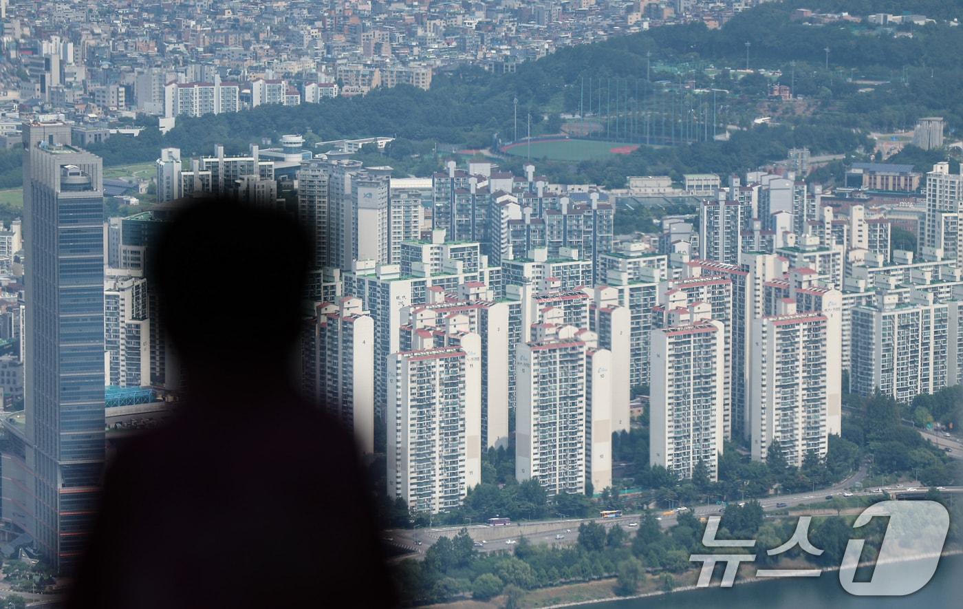 본문 이미지 - 서울 롯데월드타워 서울스카이에서 바라본 아파트 단지. 2026.8.4 ⓒ 뉴스1 김도우 기자