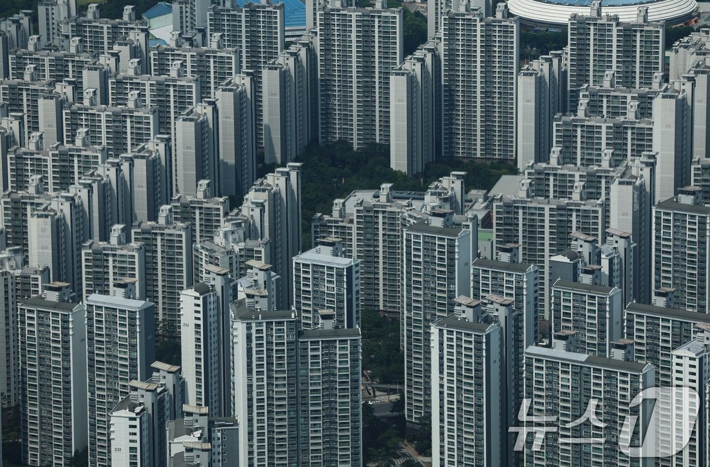 본문 이미지 - 서울 롯데월드타워 서울스카이에서 바라본 아파트 단지. 2026.8.4 ⓒ 뉴스1 김도우 기자