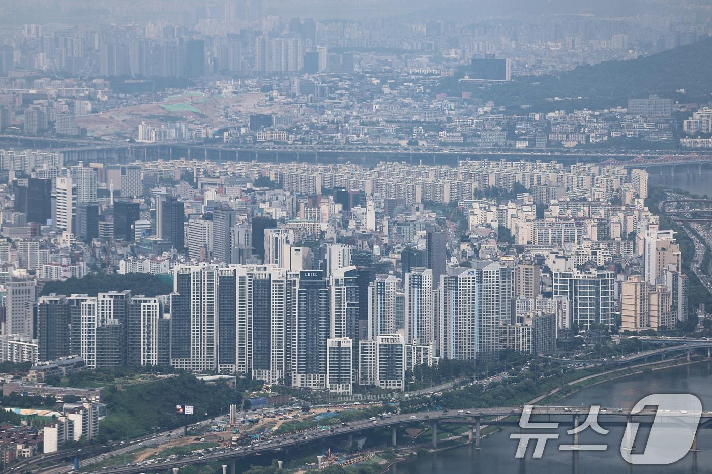 본문 이미지 - 서울 롯데월드타워 서울스카이에서 바라본 아파트 단지. 2026.8.4 ⓒ 뉴스1 김도우 기자