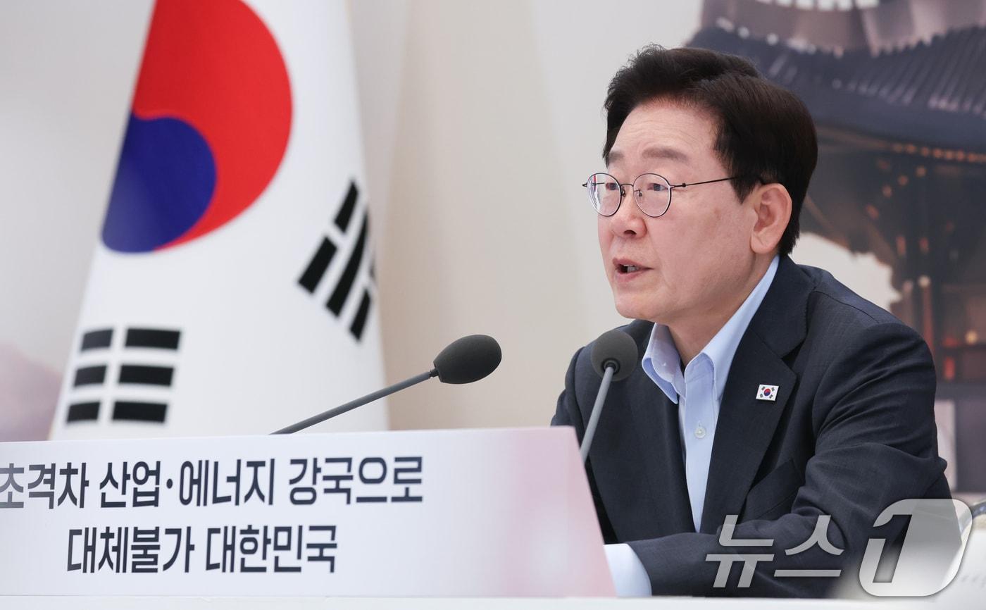 본문 이미지 - 이재명 대통령이 4일 청와대 영빈관에서 열린 산업통상부, 기후에너지환경부, 지식재산처, 원자력안전위원회, 기상청 2차 업무보고에서 발언을 하고 있다. 2026.8.4 ⓒ 뉴스1 이재명 기자