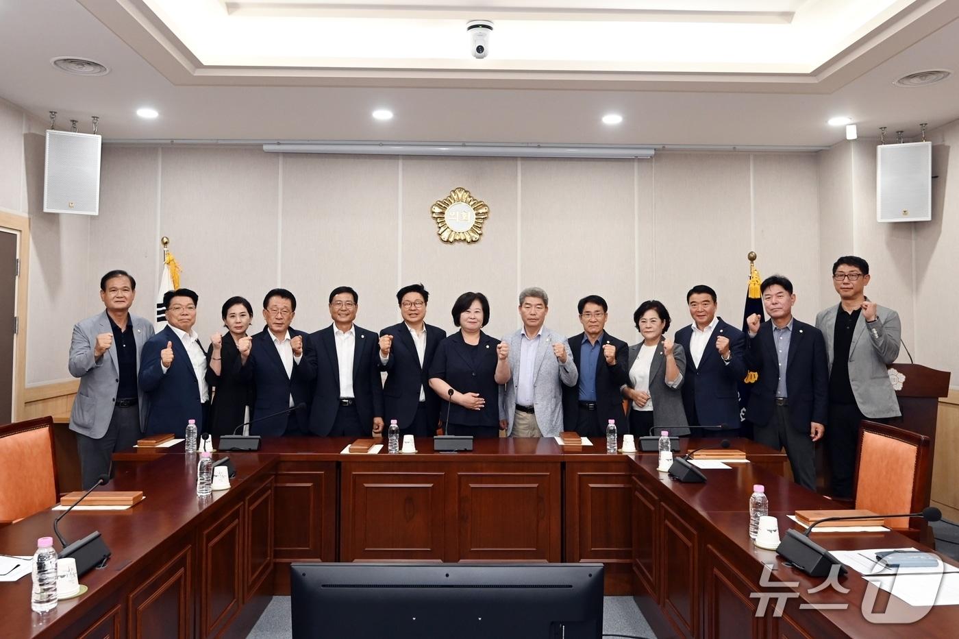 본문 이미지 - 4일 전북 남원시의회 더불어민주당 교섭단체 소속 의원들이 '국립중앙의료원 남원 이전 촉구 특별위원회' 구성을 공식 채택하고 기념 촬영을 하고 있다.(남원시의회 더불어민주당 교섭단체 제공. 재판매 및 DB금지)/뉴스1 
