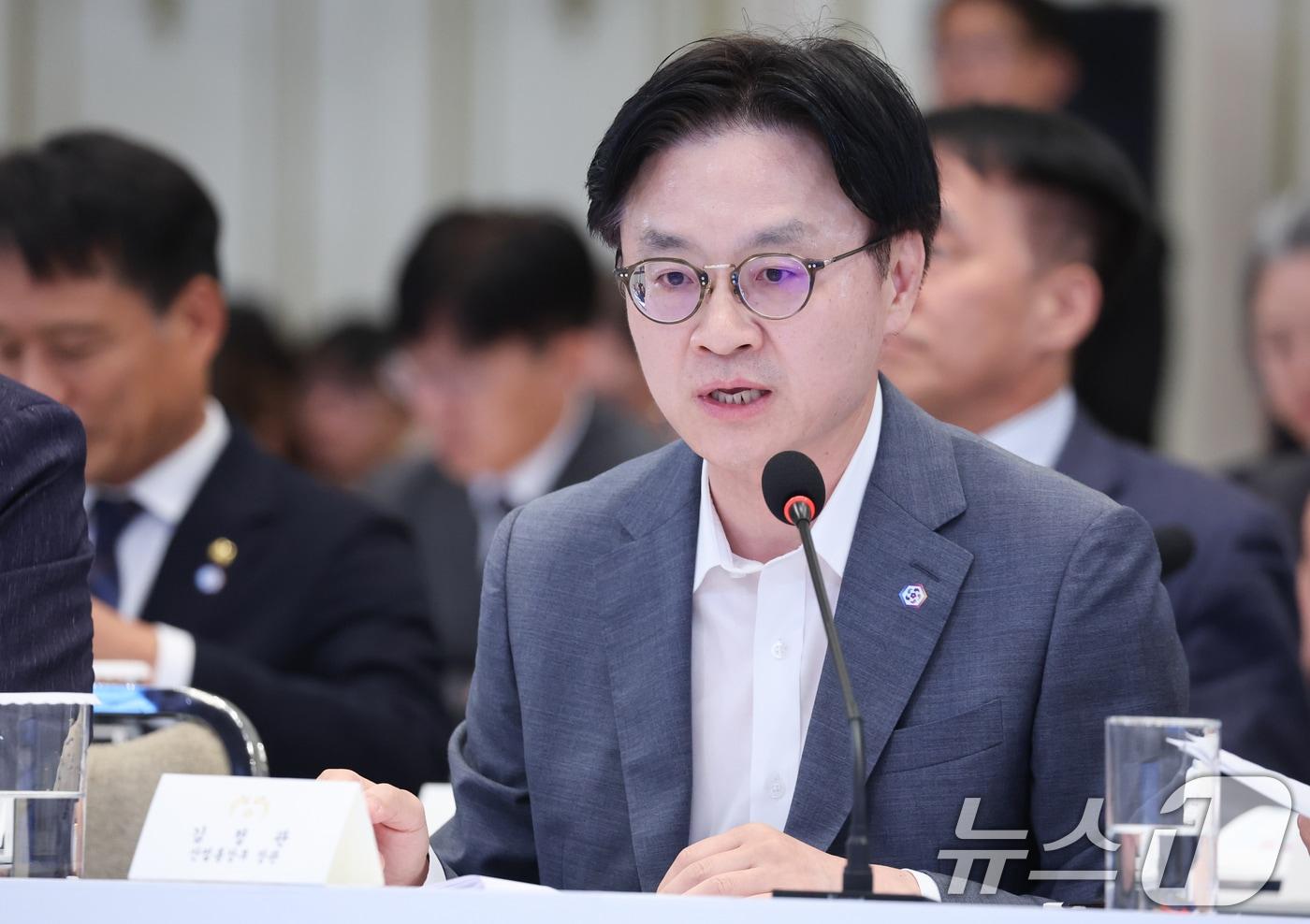 본문 이미지 - 김정관 산업통상부 장관이 4일 청와대 영빈관에서 열린 산업통상부, 기후에너지환경부, 지식재산처, 원자력안전위원회, 기상청 2차 업무보고에서 업무보고를 하고 있다. 2026.8.4 ⓒ 뉴스1 이재명 기자