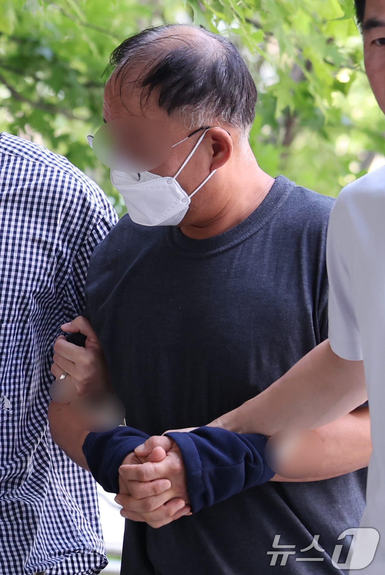 본문 이미지 - 일면식 없는 외국인 여성에게 흉기를 휘둘러 살인미수 혐의를 받는 40대 남성 A씨가 4일 서울 송파구 서울동부지방법원에서 열린 구속 전 피의자 심문(영장실질심사)에 출석하고 있다. A 씨는 지난 2일 오전 1시쯤 성동구 상왕십리역 인근에서 일면식 없는 50대 외국인 여성을 흉기로 찔러 다치게 한 뒤 달아난 혐의를 받는다. ⓒ 뉴스1 박지혜 기자