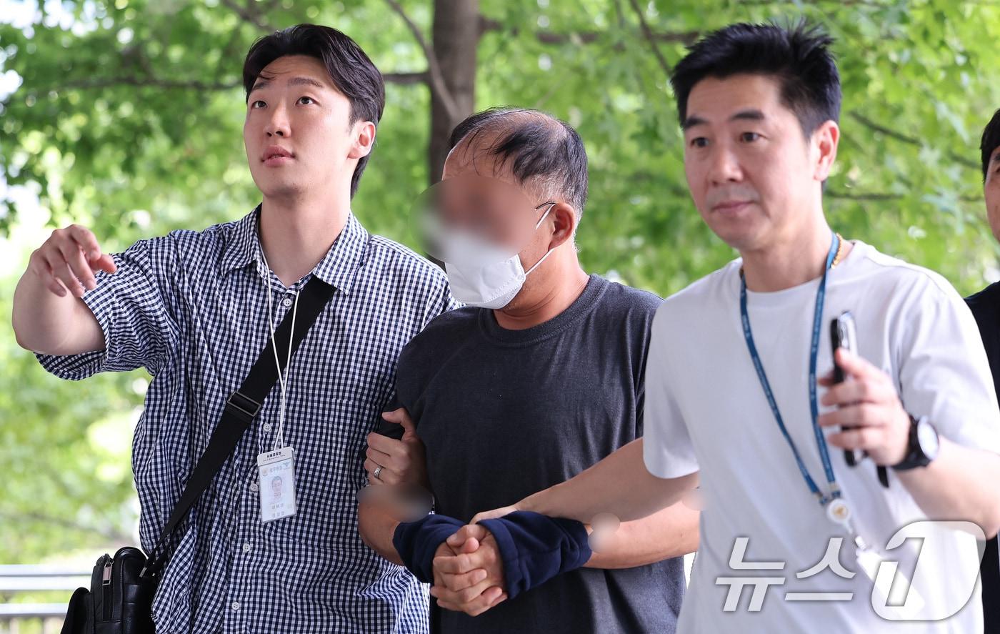 본문 이미지 - 일면식 없는 외국인 여성에게 흉기를 휘둘러 살인미수 혐의를 받는 40대 남성 A씨가 4일 서울 송파구 서울동부지방법원에서 열린 구속 전 피의자 심문(영장실질심사)에 출석하고 있다. A 씨는 지난 2일 오전 1시쯤 성동구 상왕십리역 인근에서 일면식 없는 50대 외국인 여성을 흉기로 찔러 다치게 한 뒤 달아난 혐의를 받는다. 2026.8.4 ⓒ 뉴스1 박지혜 기자