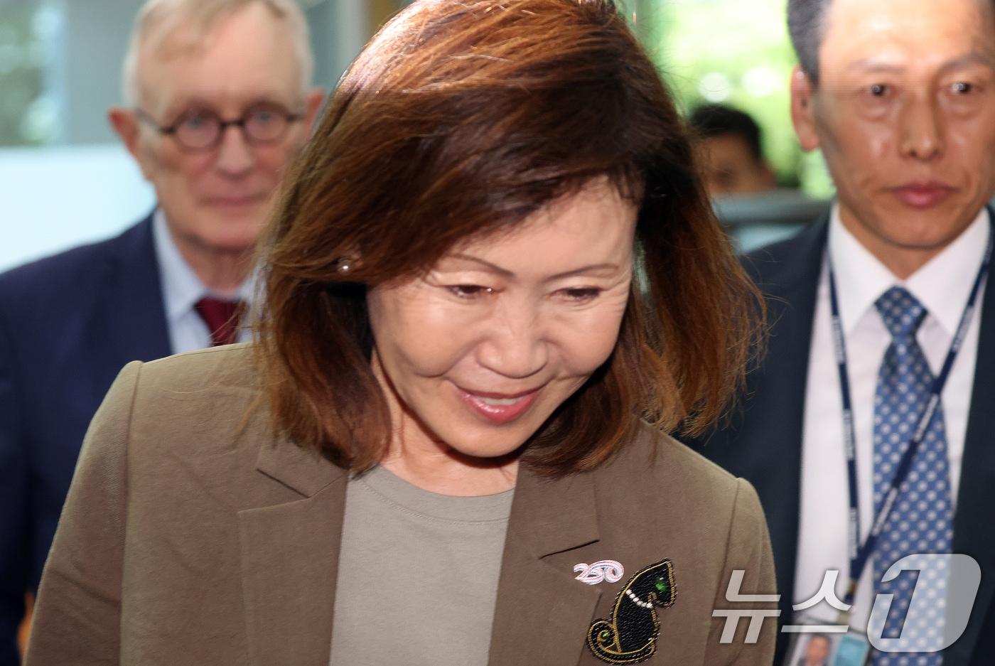 본문 이미지 - 미셸 스틸 신임 주한미국대사가 4일 오후 서울 종로구 정부서울청사 별관에서 조현 외교부 장관과 접견을 하기 위해 이동하고 있다. 2026.8.4 ⓒ 뉴스1 김명섭 기자