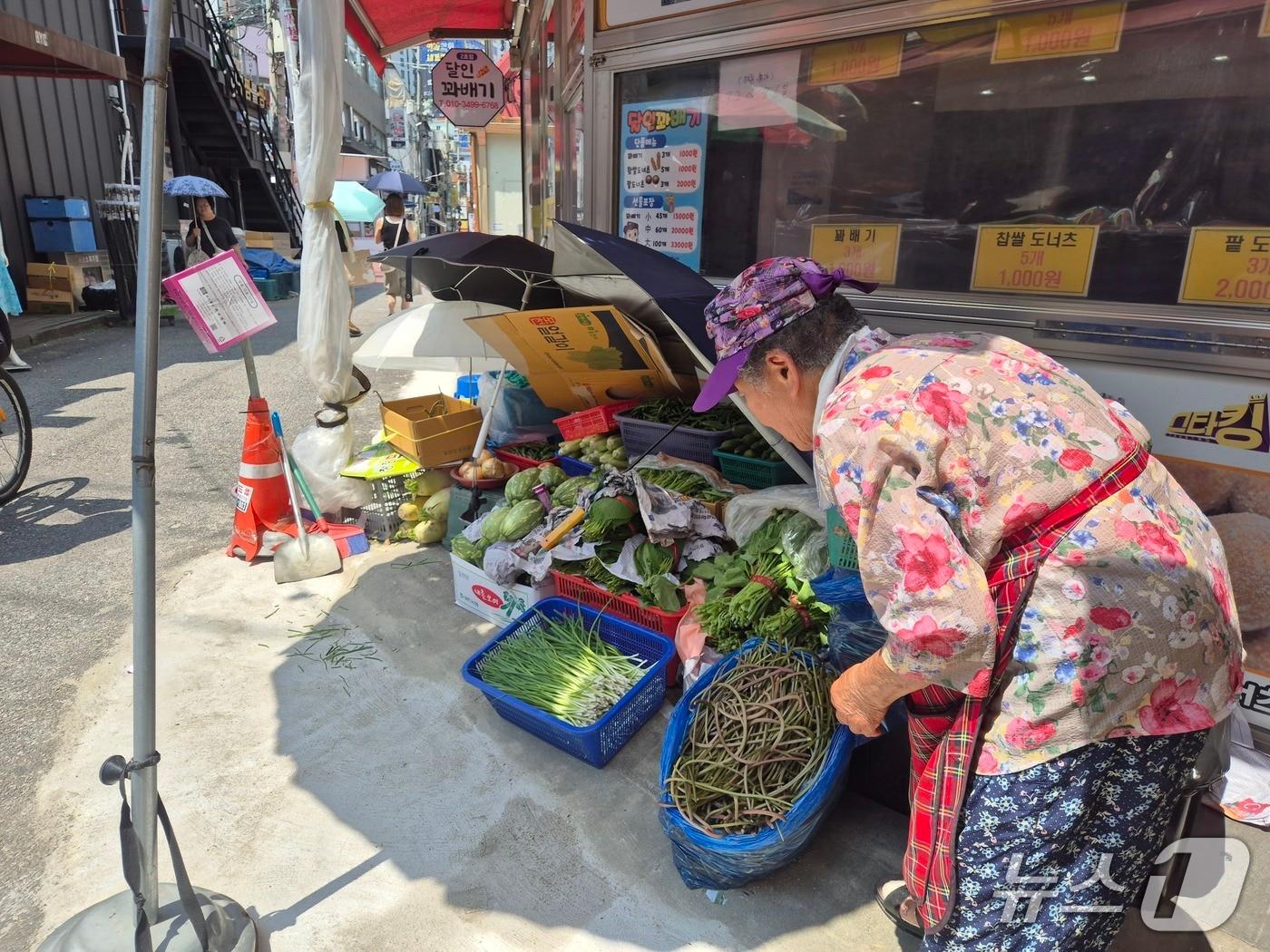 본문 이미지 -  경기도 전역에 폭염특보가 발효된 4일 구리시 구리전통시장에서 한 할머니가 더위 속에서 채소를 팔고 있다.2026.08.04/뉴스1 양희문 기자