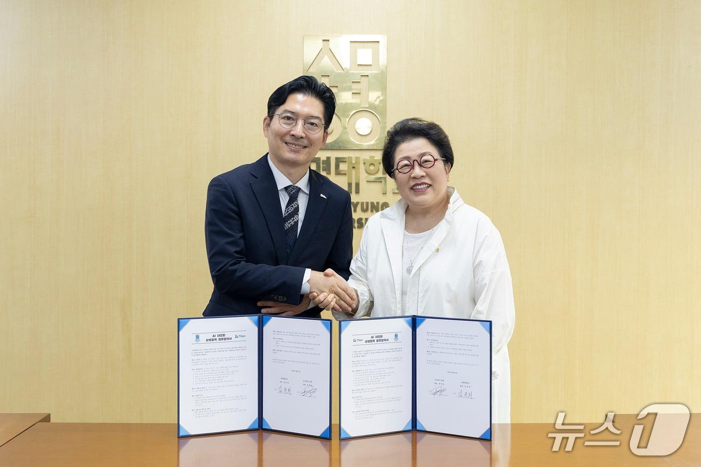 본문 이미지 - 상명대는 지난 3일 서울캠퍼스에서 소프트웨어 기업 틸론과 교류협력협약(MOU)를 체결했다. 사진 왼쪽부터 최백준 틸론 대표, 김종희 상명대 총장.(상명대 제공)