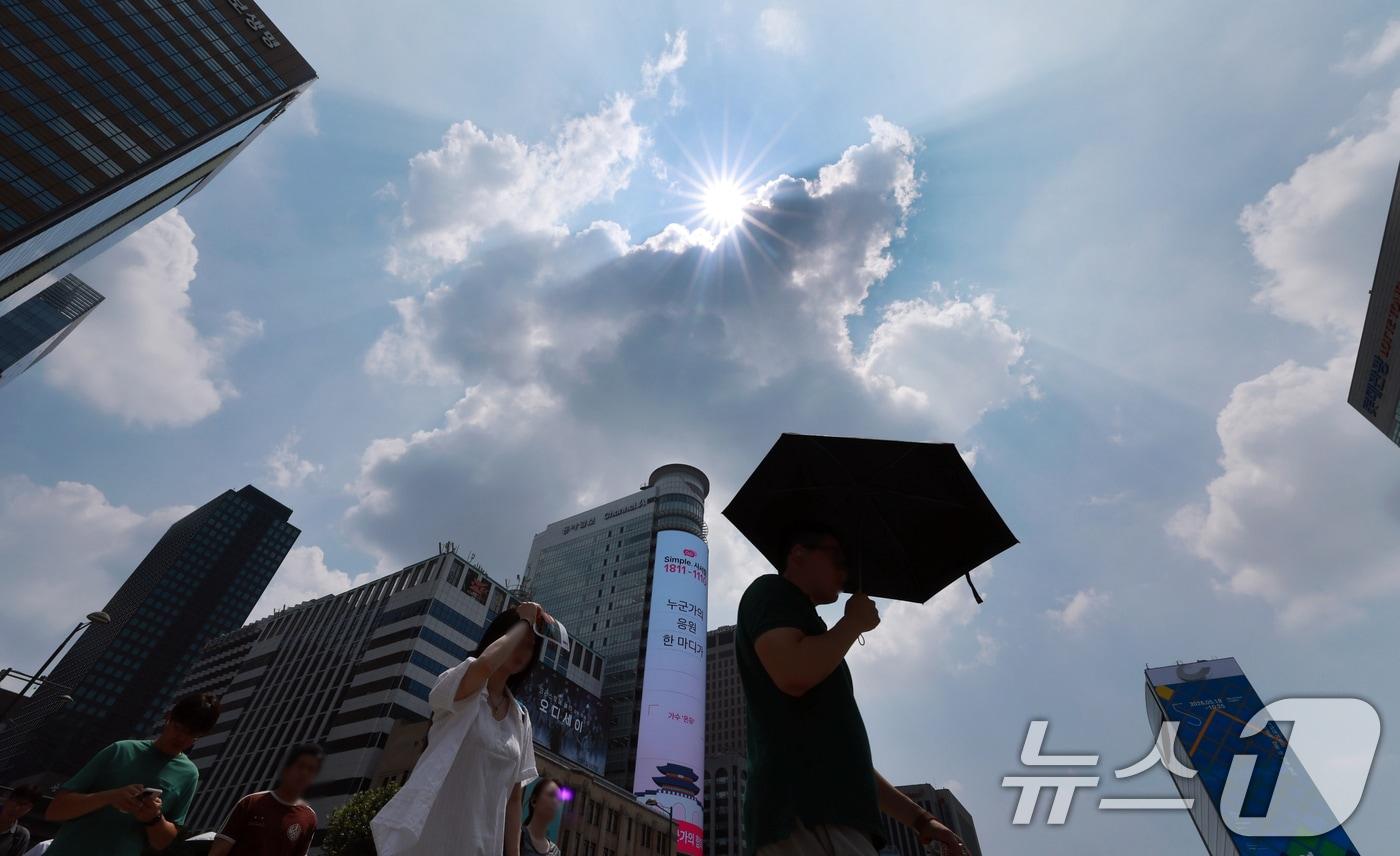 본문 이미지 - 한낮 최고기온 38도 안팎으로 서울 전역에 폭염중대경보가 발효된 4일 서울 종로구 세종대로사거리에서 시민들이 양산을 쓰고 발걸음을 옮기고 있다. 2026.8.4 ⓒ 뉴스1 이호윤 기자